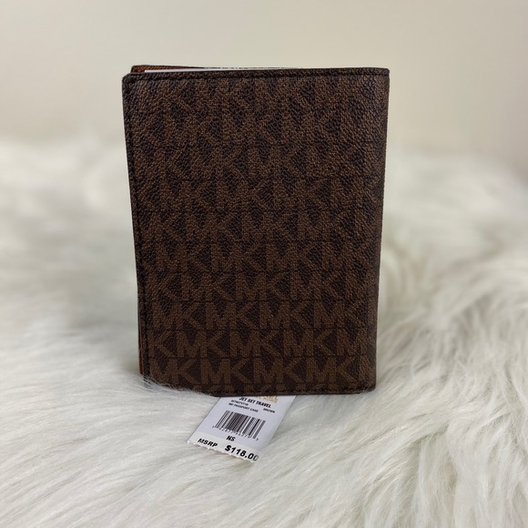 🔥SALE🔥MICHAEL KORS JET SET TRAVEL PASSPORT CASE - Picture 4 of 8